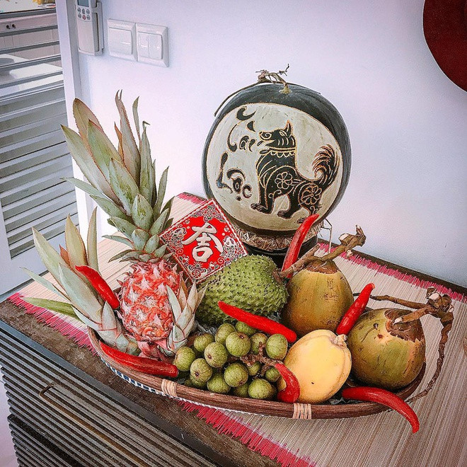 Ngoài mãng cầu, sung, dừa, đu đủ, xoài người miền Nam có thể thêm vào mâm ngũ quả trái thơm (dứa) và một cặp dưa hấu. Trái thơm với mong muốn con cháu đầy nhà. Cặp dưa hấu xanh vỏ, đỏ lòng để cầu may mắn. Ảnh: Mademoiselle.phuong.