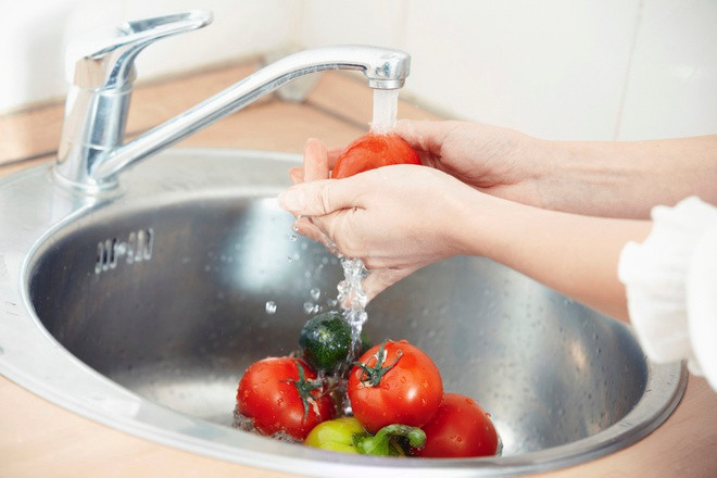 Nhiều người mua trái cây bày mâm cúng Tết thường rửa cẩn thận để quả bóng, đẹp. Tuy nhiên, việc rửa sẽ làm quả sớm héo hoặc thối nếu có chỗ đọng nước, thu hút ruồi muỗi, bọ tập trung, làm vẩn đục nơi thờ cúng. Thay vào đó, bạn chỉ cần dùng khăn ẩm lau sạch và lựa chọn các quả xanh, có thể giữ được lâu. Ảnh: Esnoticia.