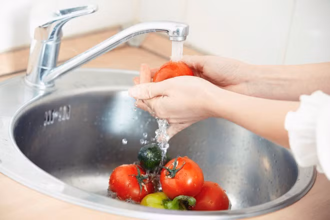 Nhiều người mua trái cây bày mâm cúng Tết thường rửa cẩn thận để quả bóng, đẹp. Tuy nhiên, việc rửa sẽ làm quả sớm héo hoặc thối nếu có chỗ đọng nước, thu hút ruồi muỗi, bọ tập trung, làm vẩn đục nơi thờ cúng. Thay vào đó, bạn chỉ cần dùng khăn ẩm lau sạch và lựa chọn các quả xanh, có thể giữ được lâu. Ảnh: Esnoticia.