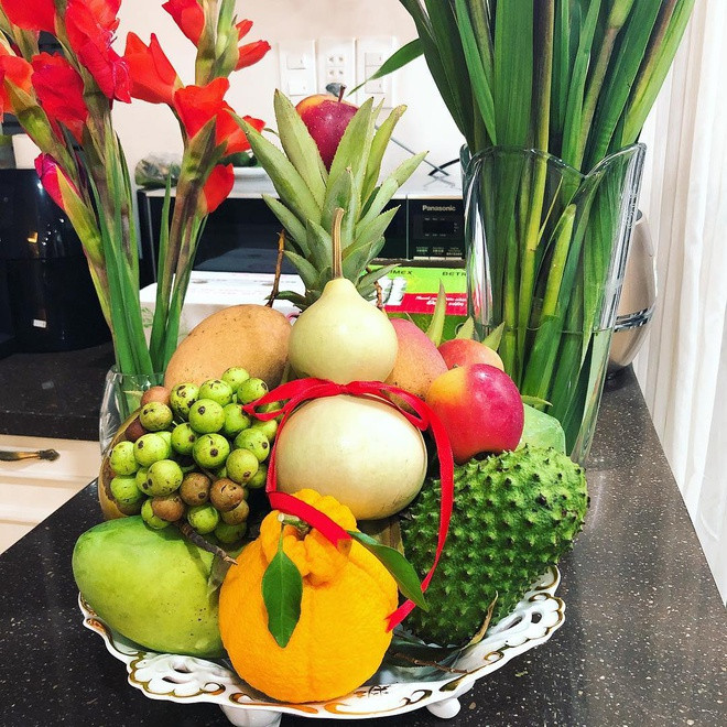 Tùy theo vùng miền, người dân mỗi nơi sẽ lựa chọn các loại trái cây khác nhau để bày biện mâm ngũ quả dâng lên tổ tiên. Người miền Nam thường chuẩn bị 5 loại trái cây: Mãng cầu, sung, dừa, đu đủ, xoài với quan niệm theo cách đọc lái chữ "cầu sung vừa đủ xài". Ảnh: Jennydung.