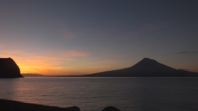 Một giả thuyết cho rằng, có thể cấu trúc giống kim tự tháp này chính là tàn tích của nền văn minh Atlantis biến mất bí ẩn mà giới khoa học tìm kiếm suốt nhiều thế kỷ qua.