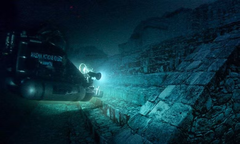 Kể từ đó, các chuyên gia tiến hành một số nghiên cứu tại cấu trúc giống kim tự tháp dưới đáy biển. Thông qua các phương pháp đo đạc, công trình bí ẩn này cao 60m và rộng gần 8.000 m2.