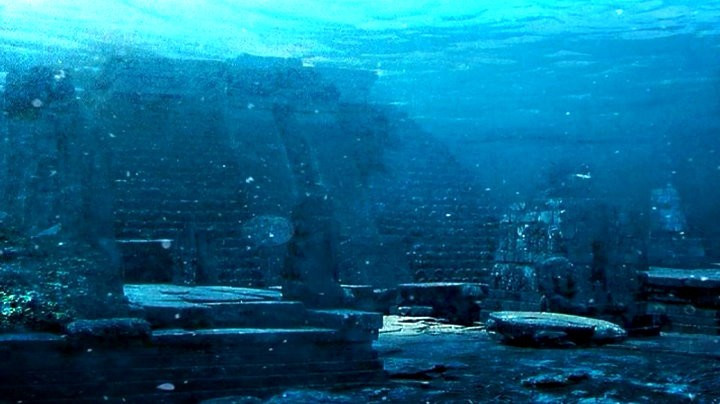 Phần đỉnh của cấu trúc giống kim tự tháp nằm cách mặt biển 12m. Các chuyên gia ấn tượng khi nhận thấy phần đáy của công trình này là một hình vuông khá hoàn hảo.