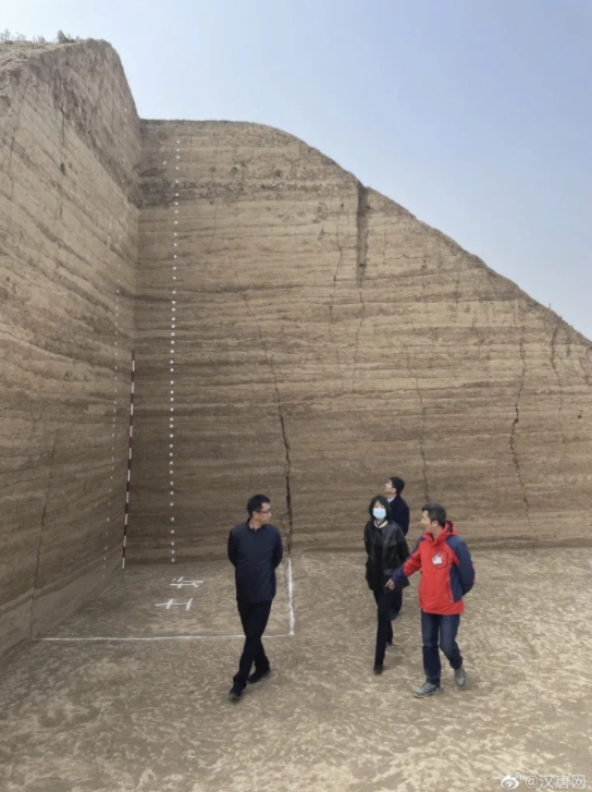 Để tìm hiểu chủ nhân của hàng nghìn cổ mộ, các nhà khảo cổ tiến hành nghiên cứu hơn 4.600 cổ vật (gồm bình gốm, tiền xu, trang sức...) được phát hiện tại đây.