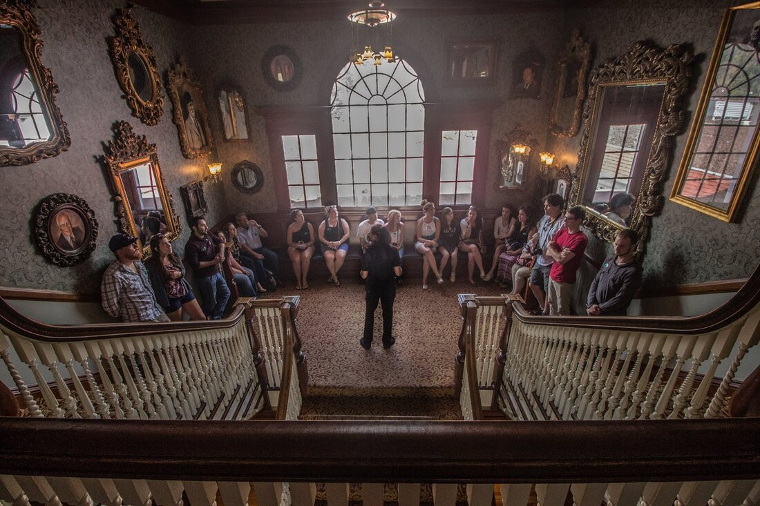 Do có cái chết đầy đau đớn nên linh hồn của Elizabeth không siêu thoát. Hồn ma của cô được cho là trú ngụ ở căn phòng tử nạn.