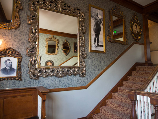 Rùng rợn hơn, một vài trường hợp cảm nhận được những bàn tay ma quái, lạnh lẽo chạm vào họ.