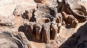 Nhà máy sản xuất bia được chia thành 8 khu vực lớn. Mỗi khu vực chứa khoảng 40 nồi đất sét và được sử dụng để ủ các hỗn hợp ngũ cốc, nước để làm ra bia.