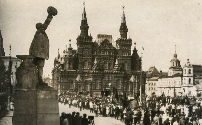 Bên cạnh những nhà thờ, tòa nhà cổ kính, nhiều bức tượng khổng lồ được dựng ở Quảng trường Đỏ.