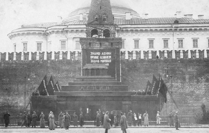 Lăng Lenin được xây dựng ở khu vực trung tâm Quảng trường Đỏ vào tháng 1/1924. Đây là nơi đặt thi hài lãnh tụ Lenin sau khi ông qua đời.