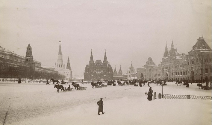 Trong những năm 1893 - 1896, tuyết phủ trắng khu vực rộng lớn ở Quảng trường Đỏ tại Moscow. Nhiều người dân tới đây vui chơi, trượt tuyết tạo nên khung cảnh náo nhiệt, vui tươi.