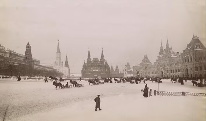 Trong những năm 1893 - 1896, tuyết phủ trắng khu vực rộng lớn ở Quảng trường Đỏ tại Moscow. Nhiều người dân tới đây vui chơi, trượt tuyết tạo nên khung cảnh náo nhiệt, vui tươi.