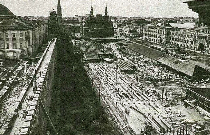 Vào những năm 1930, nhiều tòa nhà, đường xá ở Quảng trường Đỏ được tu sửa và xây mới.