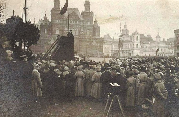 Nhiều cuộc mít tinh, hội họp tổ chức ở Quảng trường Đỏ với sự tham gia của hàng ngàn người. Trong ảnh là nhà lãnh tụ Lenin phát biểu trước hàng nghìn khán giả tại Quảng trường Đỏ.