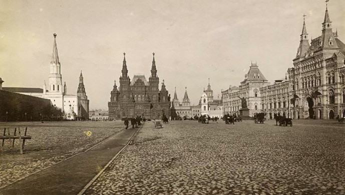 Bên cạnh tàu điện, những cỗ xe ngựa kéo chở khách ở Quảng trường Đỏ.