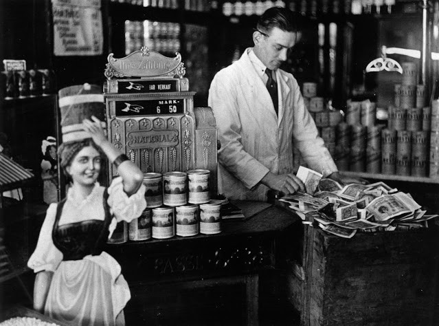 Thậm chí, một số gia đình trong thời kỳ lạm phát trên dùng tiền để đốt sưởi vì nó còn rẻ hơn so với củi và than.