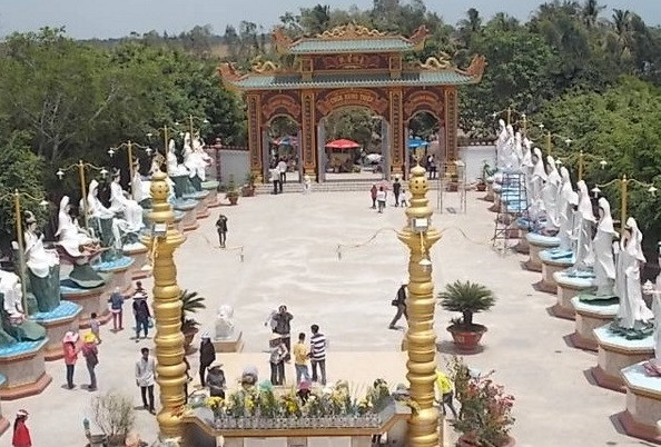 Ngoài bức tượng Phật Quan Âm cao nhất miền Tây, chùa Hưng Thiện còn gây choáng ngợp với 32 tượng Phật Quan Âm trong tư thế đứng, ngồi hai bên từ cổng chính vào. Những bức tượng này được xem là những ứng thân của Bồ Tát Quan Âm để hóa độ chúng sinh. Ảnh: Zing, Phatgiao.org.vn.