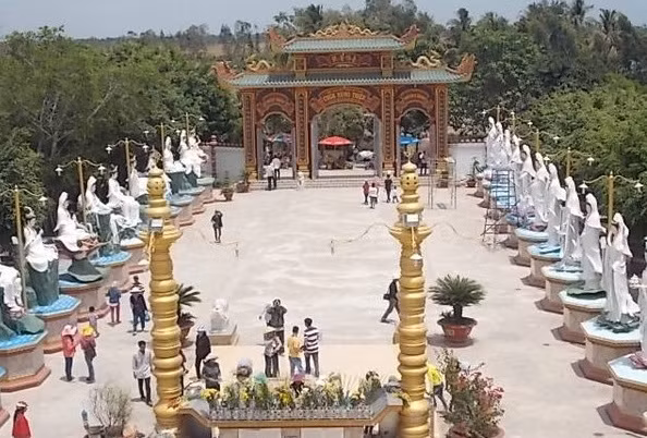 Ngoài bức tượng Phật Quan Âm cao nhất miền Tây, chùa Hưng Thiện còn gây choáng ngợp với 32 tượng Phật Quan Âm trong tư thế đứng, ngồi hai bên từ cổng chính vào. Những bức tượng này được xem là những ứng thân của Bồ Tát Quan Âm để hóa độ chúng sinh. Ảnh: Zing, Phatgiao.org.vn.