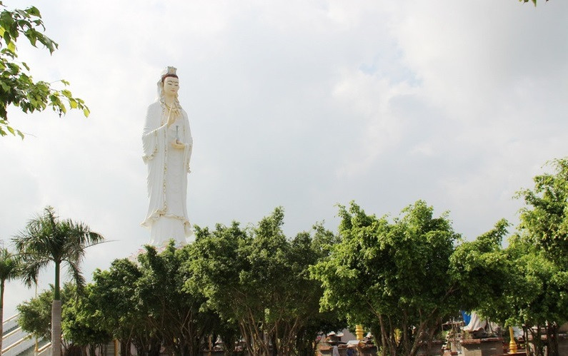 Mặt trước của bức tượng Phật Quan Âm quay ra phía bờ sông, còn mặt sau của pho tượng quay ra hướng đồng ruộng.