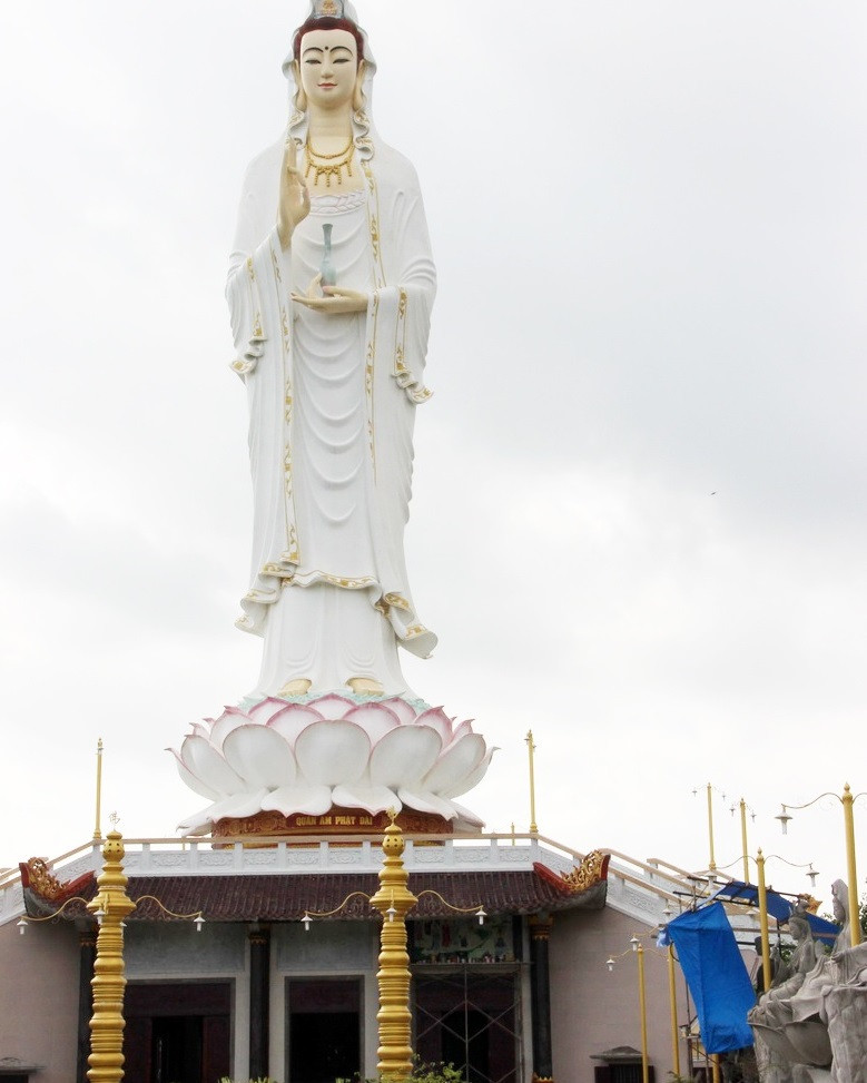 Tay trái của Phật Quan Âm cầm lọ nước thần, trong khi tay còn lại niệm kinh chú.