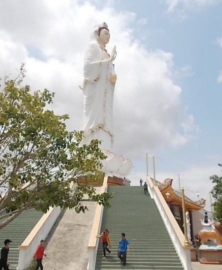 Bức tượng Phật Quan Âm tại chùa Hưng Thiện có chiều cao hơn 40m.