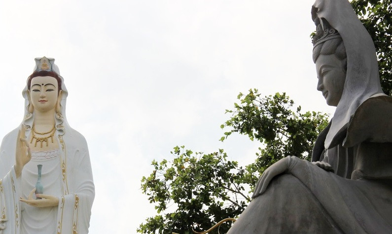 Để lên đến nơi chiêm ngưỡng bức tượng Phật Quan Âm cao nhất miền Tây, các Phật tử và du khách phải leo hơn 50 bậc thang từ dưới lên.