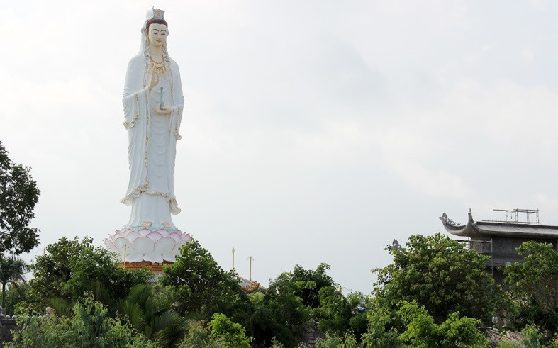 Chi phí xây dựng bức tượng Phật Quan Âm phần lớn là do đóng góp của các Phật tử trong và ngoài địa phương.