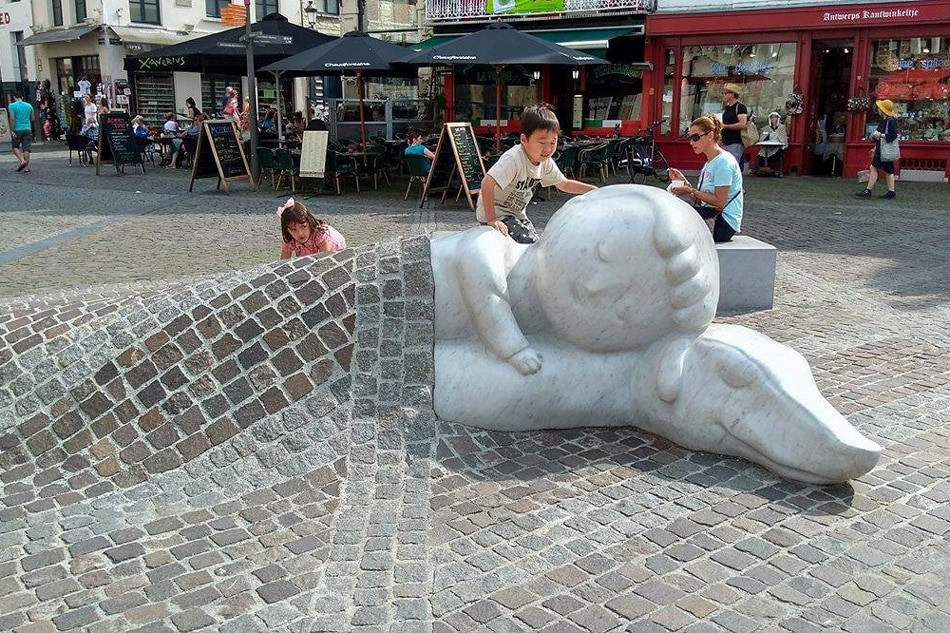 Theo các chuyên gia, bức tượng Nello &amp; Patrasche được lấy cảm hứng từ tiểu thuyết "Chú chó của Flanders" (A Dog of Flanders) của tác giả Ouida.