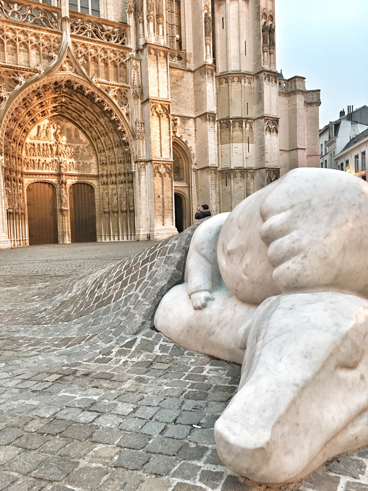 Cuối cùng, cậu bé Nello tử vong trong một đêm đông giá rét trước cổng nhà thờ.