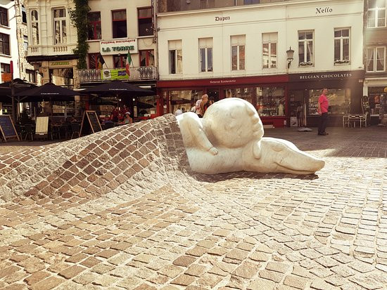 Khi ấy, trên người Nello chỉ đắp một tấm chăn mỏng. Đồng hành cùng cậu bé sang thế giới bên kia là chú chó Patrasche được xem như một người bạn thân thiết.