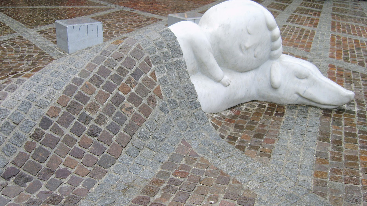 Nello có cuộc sống gặp nhiều bất hạnh kể từ khi còn nhỏ. Đó là cậu bé mất mẹ từ sớm và sống trong cảnh đói nghèo.