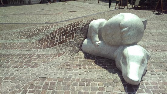 Khi nhìn bức tượng này, nhiều người cảm thấy vô cùng dễ thương. Tuy nhiên, không phải ai cũng biết đến câu chuyện cảm động đằng sau bức tượng Nello &amp; Patrasche.