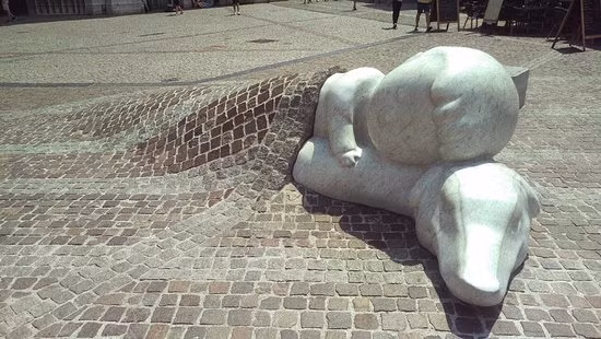 Khi nhìn bức tượng này, nhiều người cảm thấy vô cùng dễ thương. Tuy nhiên, không phải ai cũng biết đến câu chuyện cảm động đằng sau bức tượng Nello &amp; Patrasche.