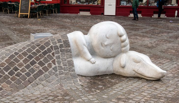 Nhà thờ Đức mẹ Antwerp là một địa điểm du lịch nổi tiếng ở Bỉ. Khi ghé thăm nơi này, nhiều du khách ấn tượng với bức tượng phía ngoài nhà thờ.