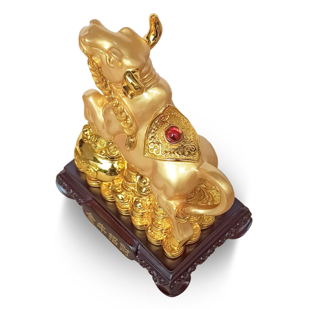 Những người muốn sự nghiệp thăng tiến, nên đặt tượng trâu ở vị trí chính giữa trên bàn làm việc hoặc trên giá sách; muốn chiêu tài nên đặt tượng trâu ở nơi gần cửa ra vào, đối diện cửa chính hoặc cửa sổ.