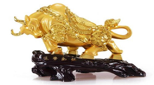 Tượng trâu phong thủy làm bằng vàng sẽ phát huy hiệu quả mạnh nhất. Các nhà phong thủy lý giải, tượng trâu vàng tỏa ra ánh sáng vàng rực rỡ sẽ giúp cho sự nghiệp của gia chủ ngày càng thăng tiến, phát tài phát lộc.