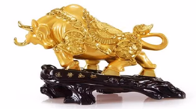 Tượng trâu phong thủy làm bằng vàng sẽ phát huy hiệu quả mạnh nhất. Các nhà phong thủy lý giải, tượng trâu vàng tỏa ra ánh sáng vàng rực rỡ sẽ giúp cho sự nghiệp của gia chủ ngày càng thăng tiến, phát tài phát lộc.