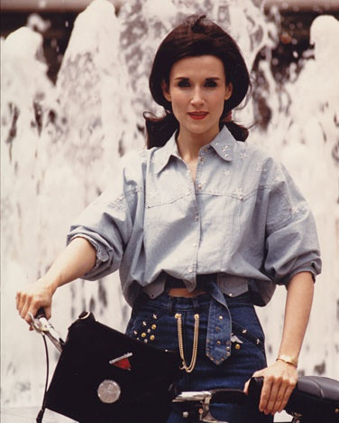 Sinh năm 1946 tại thành phố St. Louis, bang Missouri, Mỹ, nữ thiên tài Marilyn vos Savant mang trong mình dòng máu Italy, Tiệp Khắc, Đức và có tổ tiên là người Áo. Đặc biệt, bà là hậu duệ của nhà vật lý, triết gia nổi tiếng lịch sử Ernst Mach.