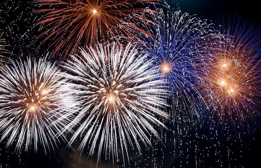 Hầu hết mọi người trên thế giới đều ít nhất nhìn thấy màn biểu diễn pháo hoa lung linh đầy màu sắc trong đêm giao thừa, ngày quốc khánh hay các lễ hội. Khi xem pháo hoa bừng nở và tỏa ra những vầng sáng lung linh, nhiều người gửi gắm những mong ước, hy vọng, cầu mong có một năm mới hạnh phúc, an khang, thịnh vượng và xua đuổi những điều tồi tệ trong năm cũ.