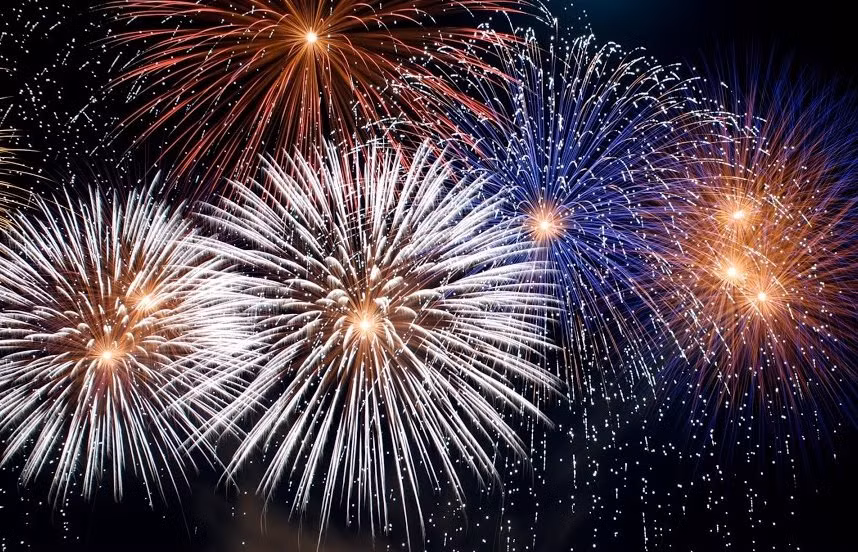 Hầu hết mọi người trên thế giới đều ít nhất nhìn thấy màn biểu diễn pháo hoa lung linh đầy màu sắc trong đêm giao thừa, ngày quốc khánh hay các lễ hội. Khi xem pháo hoa bừng nở và tỏa ra những vầng sáng lung linh, nhiều người gửi gắm những mong ước, hy vọng, cầu mong có một năm mới hạnh phúc, an khang, thịnh vượng và xua đuổi những điều tồi tệ trong năm cũ.