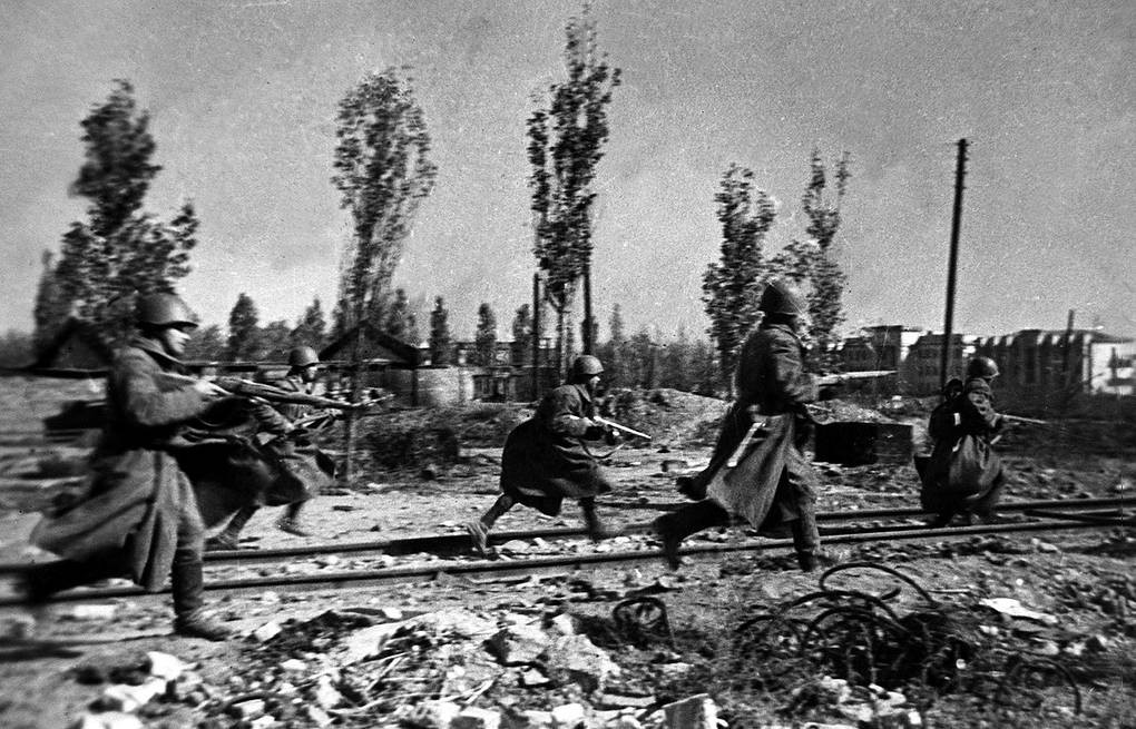 Đến tháng 2/1943, hơn 91.000 tướng lĩnh, binh sĩ Đức đầu hàng Liên Xô. Theo đó, trận Stalingrad kết thúc với chiến thắng thuộc về quân và dân Liên Xô.