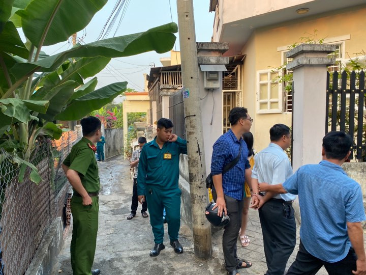 5 me con chet thuong tam trong ngoi nha bi chay