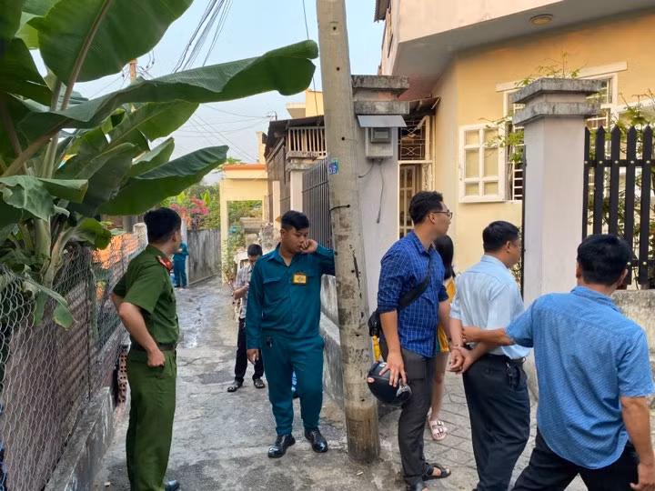 5 me con chet thuong tam trong ngoi nha bi chay