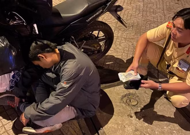 Om 40 trieu thuong Tet ngu ngoai duong, nguoi dan ong qua may man khi gap 