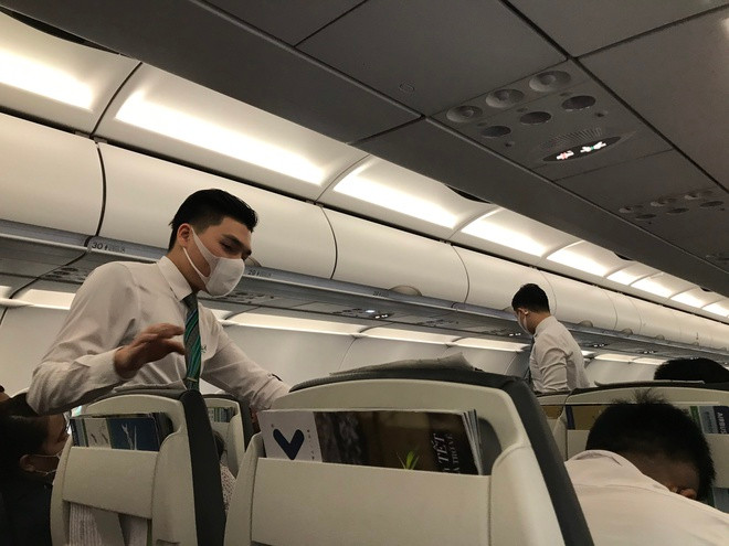Tiep vien hang khong Viet dung khau trang de tranh virus corona