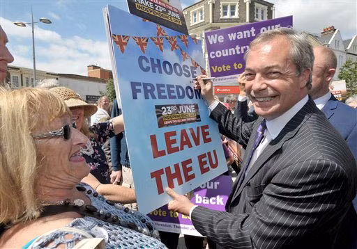 Ông Nigel tới vận động mọi người ở Clacton-on-Sea hôm 21/6.