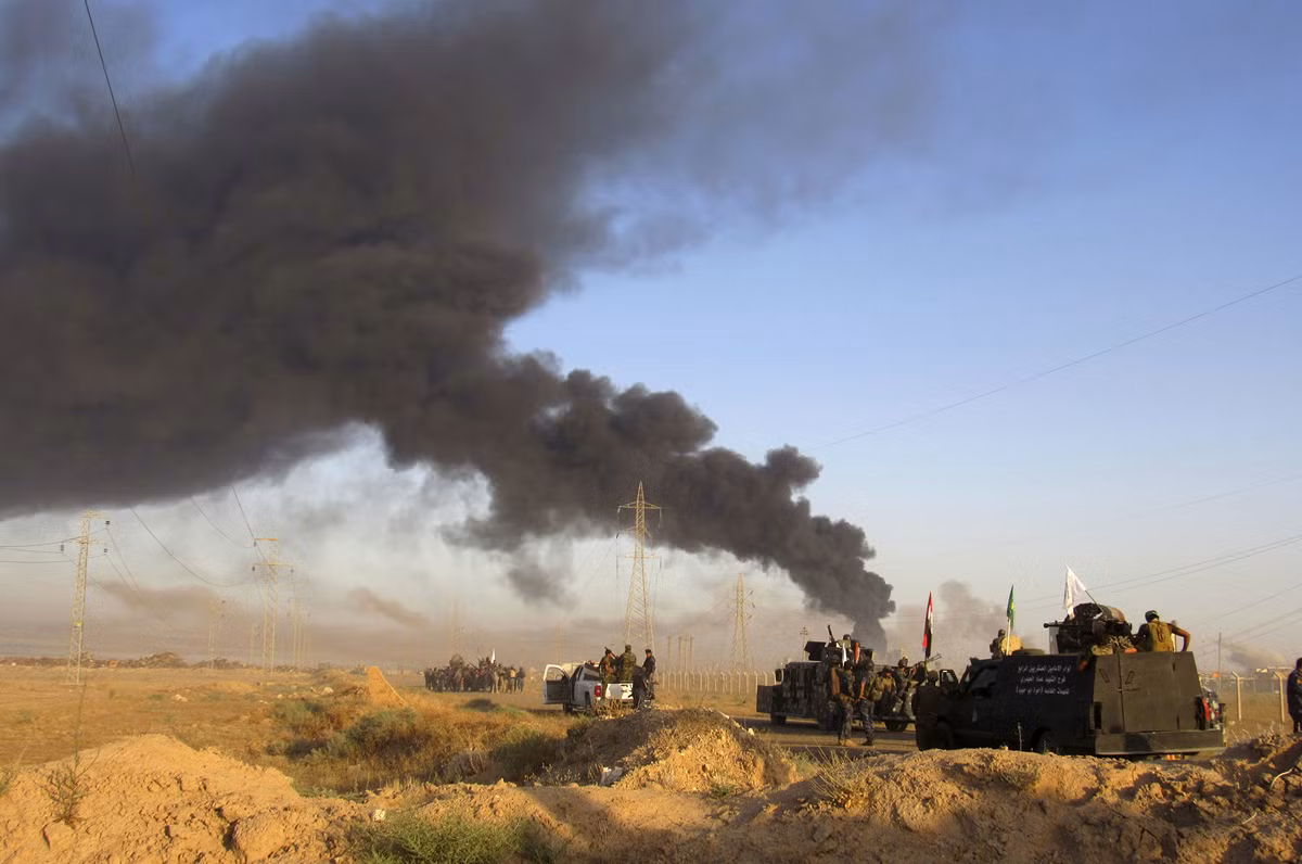 Khói bốc lên từ một vị trí chiến đấu của IS sau một cuộc không kích ở Fallujah.