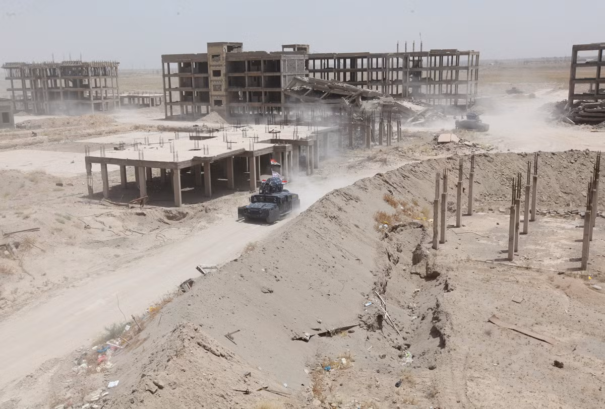 Xe quân sự Iraq chạy rầm rập ở vùng ngoại ô Fallujah hôm 10/6.