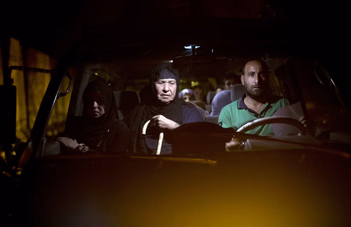 Chuyến xe đêm chở người dân ở Fallujah chạy loạn.