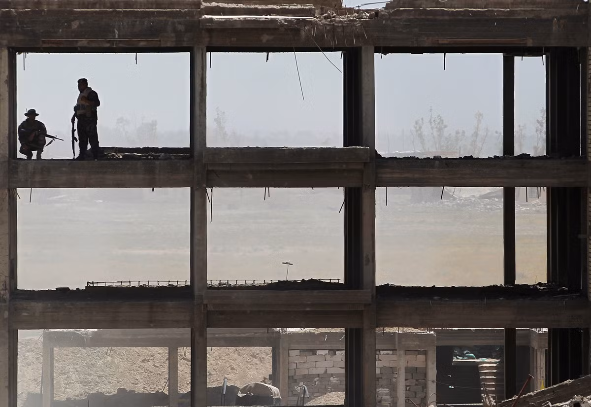 Lính Iraq tuần tra ở vùng ven khu dân cư Shuhada, mạn nam Fallujah.