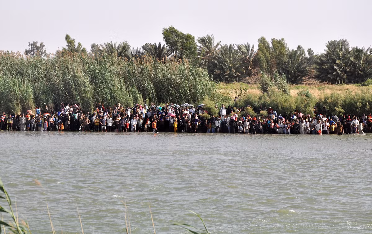 Những dân thường ở Fallujah đang vượt sông Euphrates để đi sơ tán trong đợt tổng tiến công đánh IS ở thành phố này.
